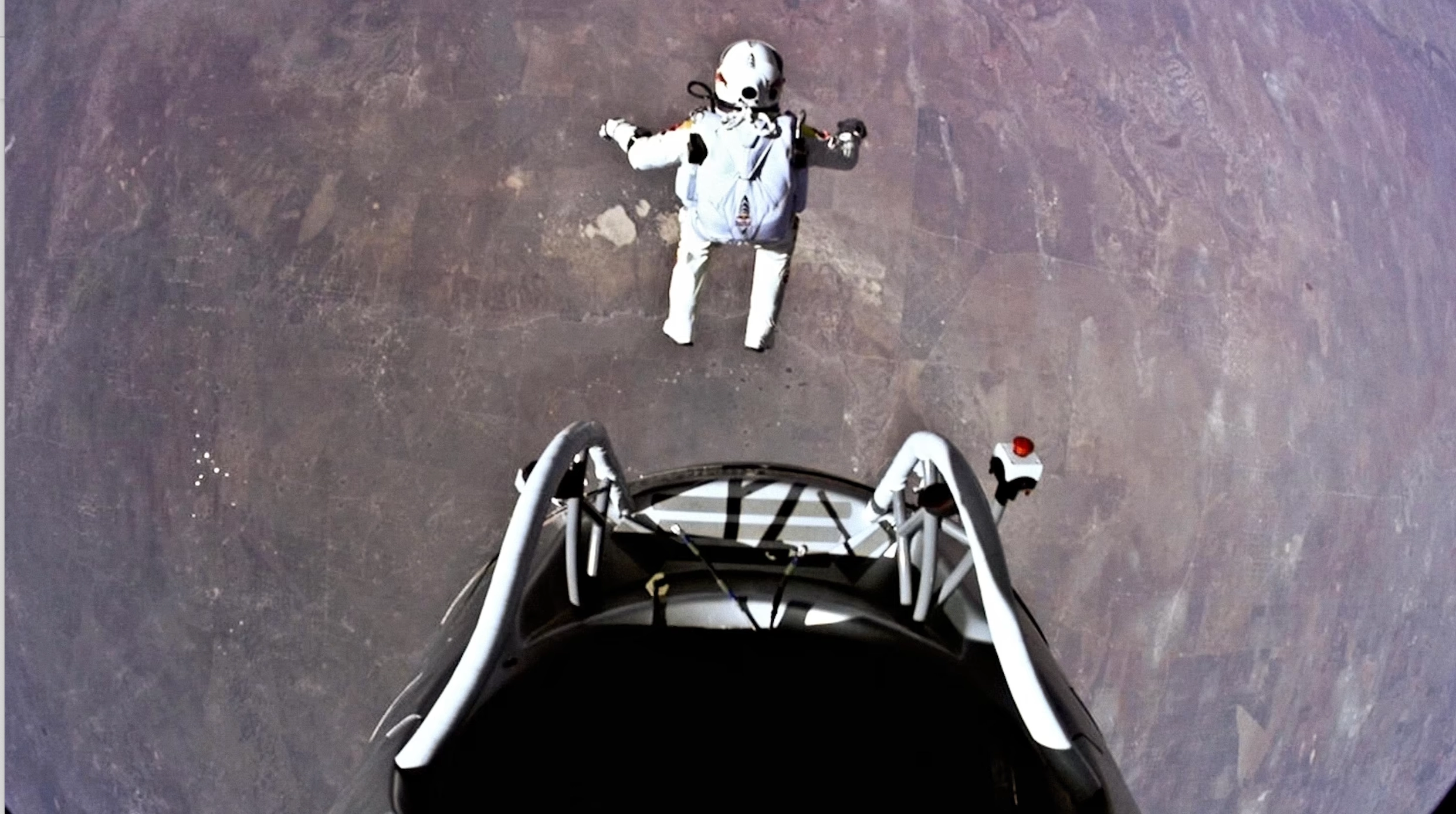 salte da estratosfera no an&uacute;ncio da empresa Red Bull