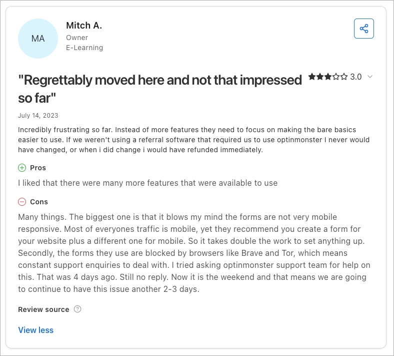 Negatywna opinia użytkownika OptinMonster dotycząca problemów z responsywnością mobilną oraz trudności z konfiguracją formularzy i obsługą techniczną.